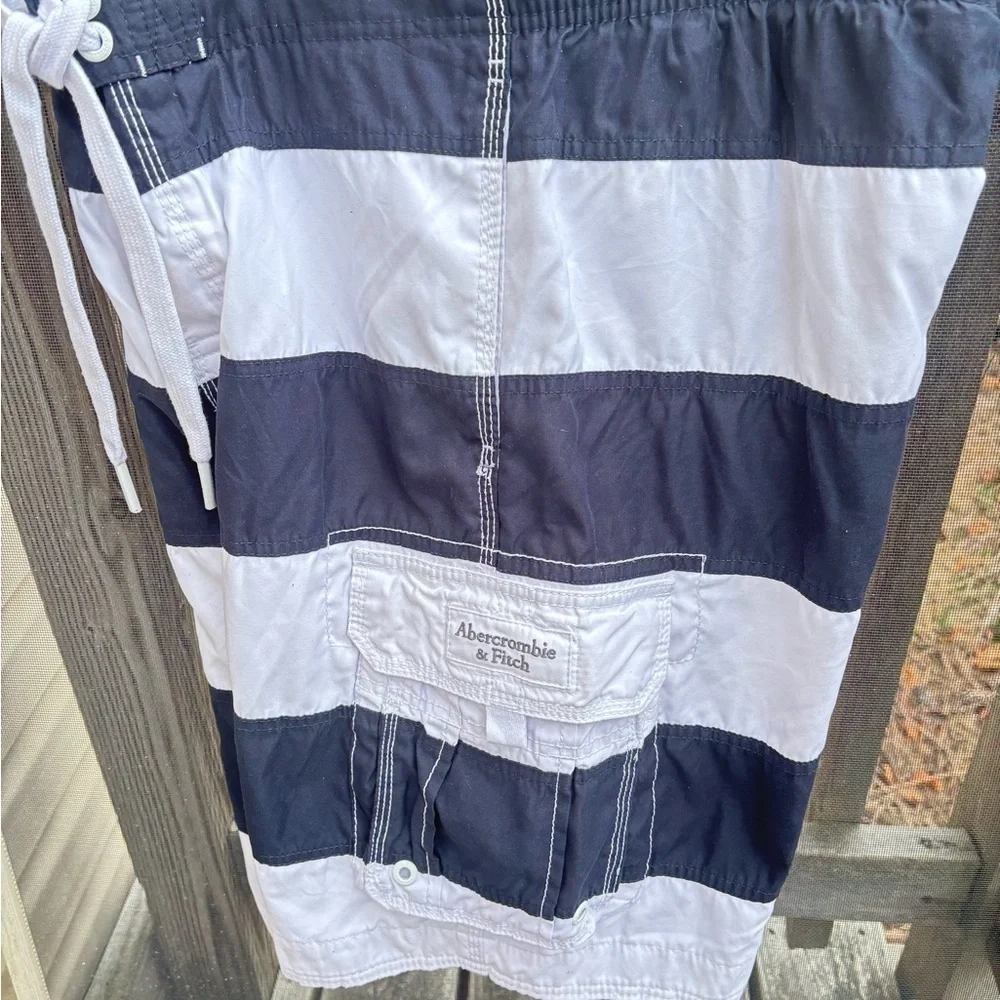 Abercrombie & fitch navy and white with a drawstring waist and cargo pockets
